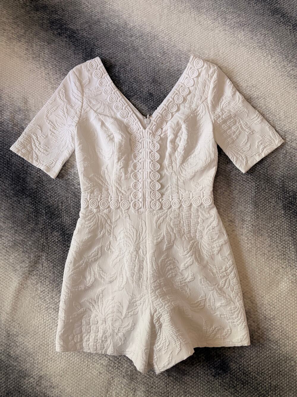 Lilly Pulitzer Zina Jacquard White V Neck Lined Romper Size 0 XS Resort Preppy